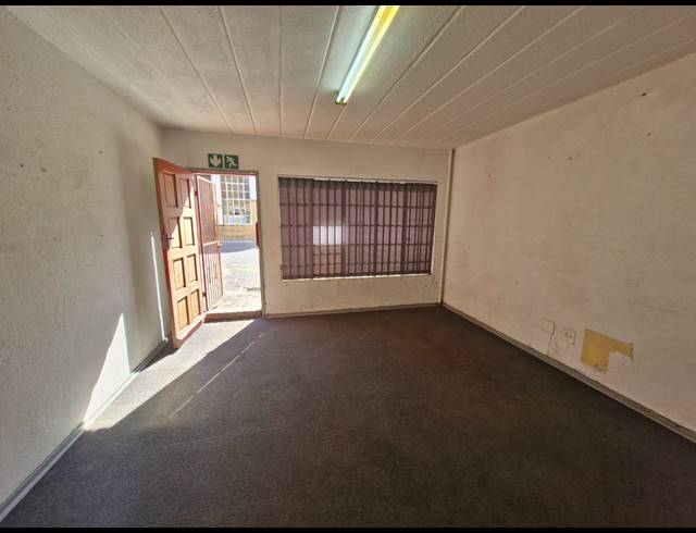 262M² WAREHOUSE TO LET IN JET PARK